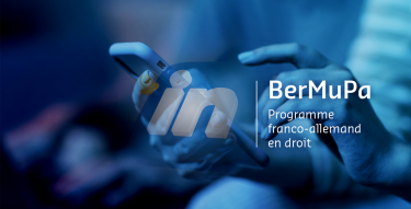 Montage photo avec une personne utilisant son téléphone pour suivre Bermupa sur LinkedIn